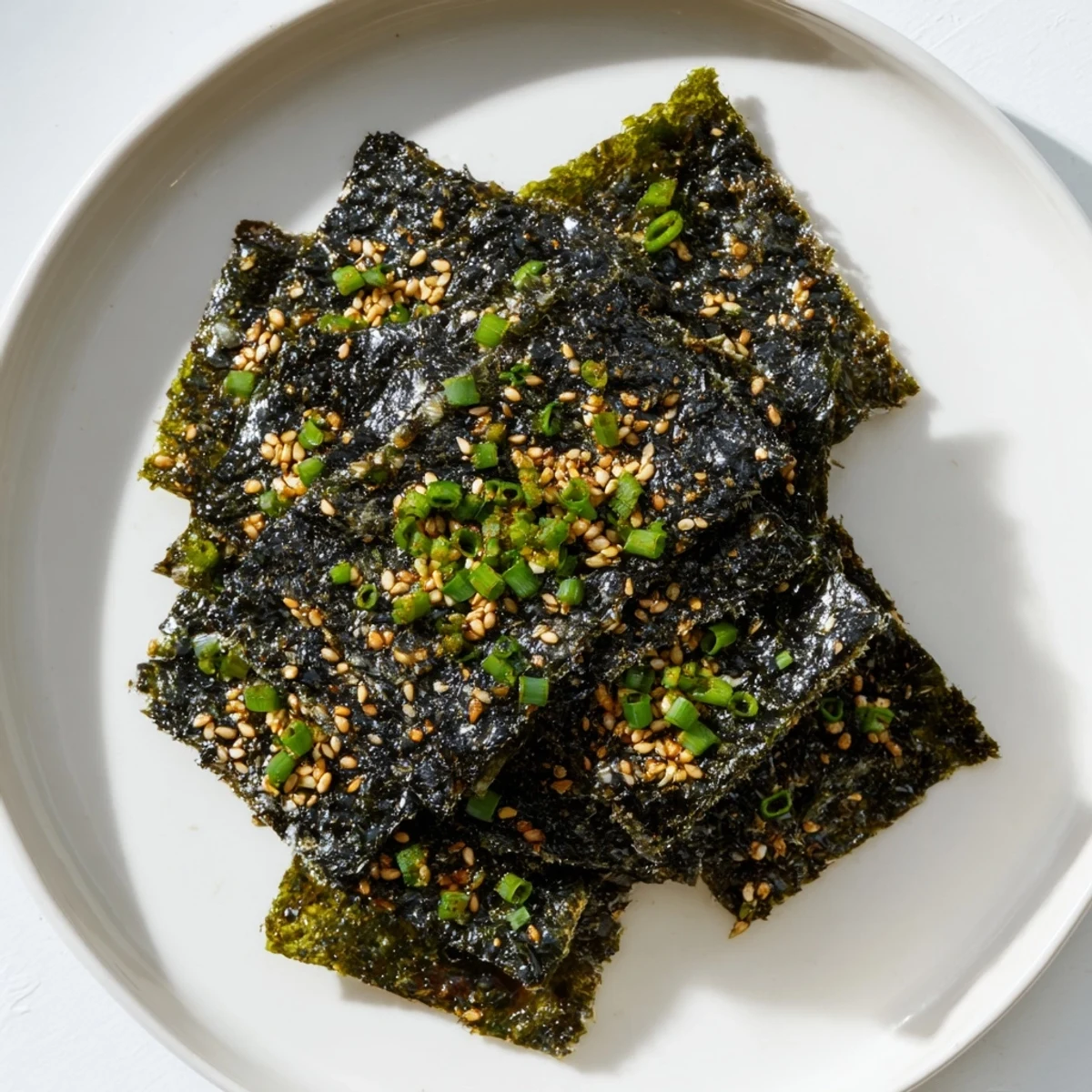 Golden-brown Snacks de Vague Surf, a delightful and crispy vegan seaweed snack, ready to eat.